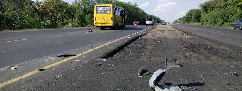 Недалеко от Днепра столкнулись Hyundai и автобус с пассажирами: пострадала девушка