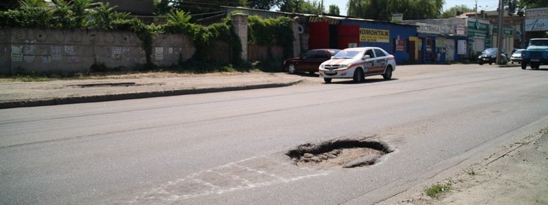 Внимание автомобилистам: на улице Павлова образовалась яма