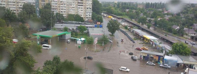 В Днепре из-за дождя затопило жилой массив Парус
