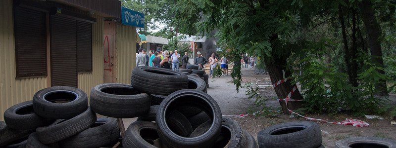 Драка с полицией и горящие шины: в Днепре сровняли с землей МАФы на Бердянской