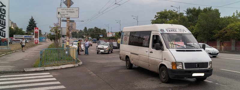 В Днепре на Слобожанском проспекте столкнулись маршрутка и такси