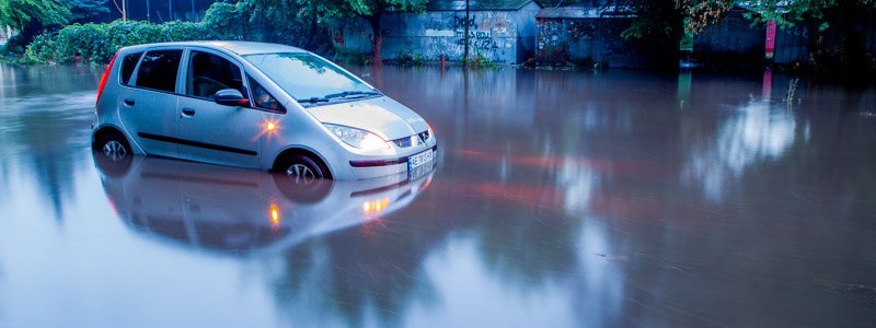 В Днепре из-за сильных осадков затопило Байкальскую: автомобили "тонут" в воде