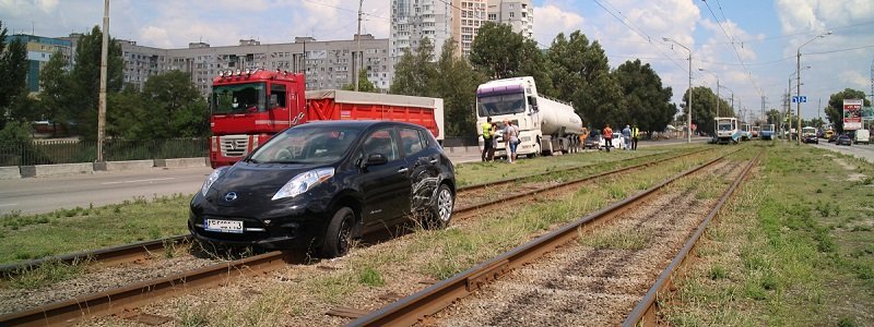 На Донецком шоссе электрокар Nissan выбросило на трамвайные пути