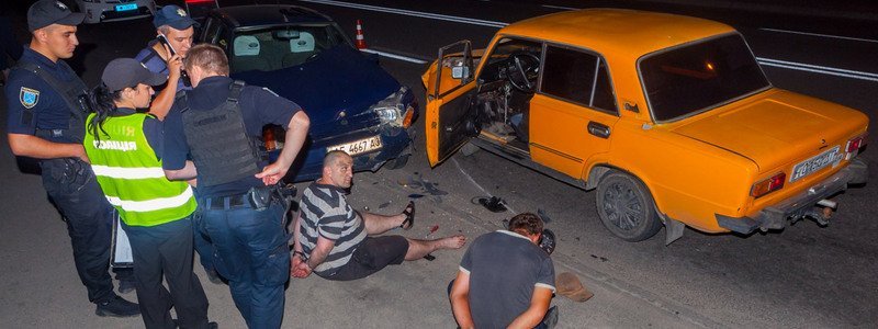 На Калиновой двое мужчин на ВАЗе, убегая от полиции, врезались в "Славуту"