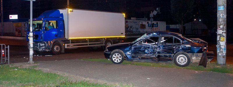 Возле "Каравана" столкнулись BMW и грузовик "АТБ": водитель легковушки скончался в больнице