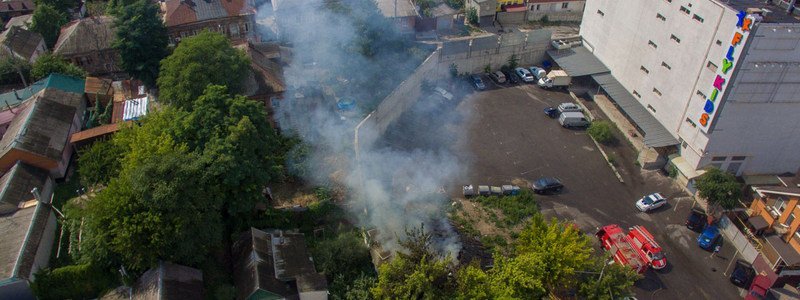 В Днепре возле ТЦ "Приозерный" горел заброшенный дом
