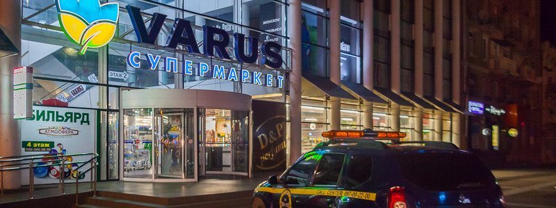 Идеальное преступление: в Днепре в Varus мужчины открыли бутылки на кассе, чтобы купить алкоголь ночью
