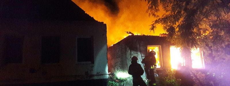 В Днепре патрульные спасли мужчину, спавшего в горящем доме