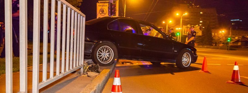 В Днепре на Набережной водитель BMW без прав снес ограждение