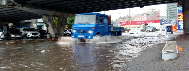 В Днепре из-за дождя затопило дороги