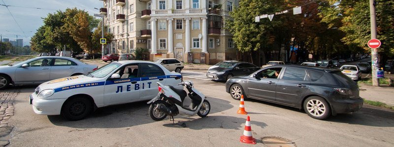 В центре Днепра столкнулись скутер и автомобиль охранной фирмы: пострадал мужчина