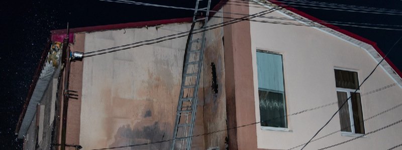 В Днепре из-за горящего BMW пострадала крыша жилого дома
