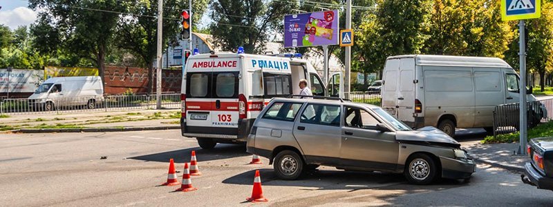 На Рабочей столкнулись Lada и грузовик Mercedes: пострадал мужчина