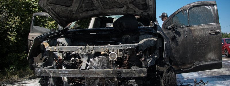 На Запорожском шоссе загорелся Nissan с двумя детьми внутри