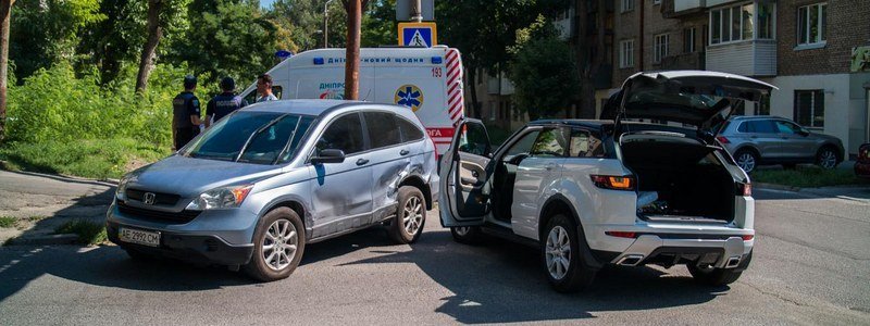 В Днепре на Героев Крут столкнулись Range Rover и Honda: пострадала женщина