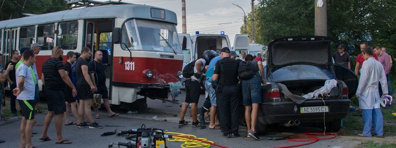 В Днепре на Кротова Opel столкнулся с трамваем: пострадали 3 человека