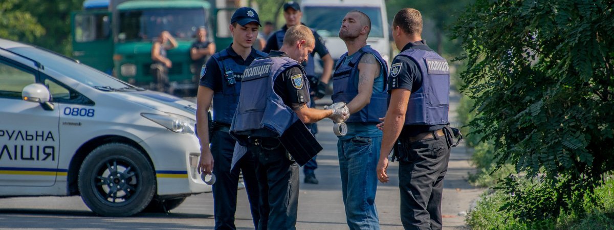 Переполох на Северном в Днепре: мужчине положили гранату в руку и выдернули чеку