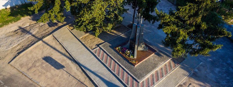 В Днепре на Доблестной установили памятник погибшим под Шахтерском бойцам