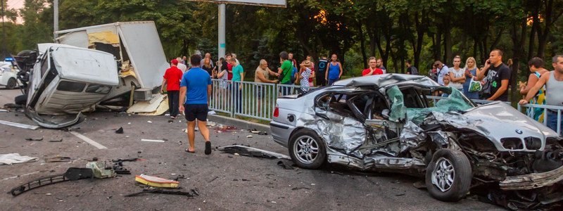 На Набережной Заводской грузовик снес BMW: погибли мужчина и женщина