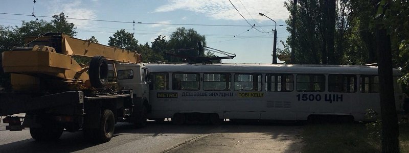 В Днепре на Любарского столкнулись автокран и трамвай: движение электротранспорта парализовано