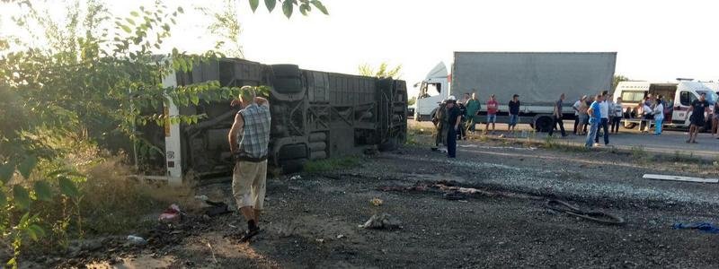 Под Днепром после столкновения с Audi перевернулся автобус с пассажирами: погибли люди