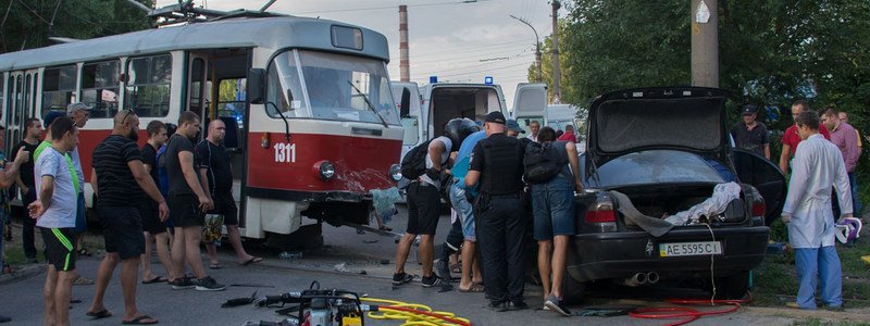 В аварии с трамваем на Бориса Кротова пострадал 38-летний мужчина: нужна помощь