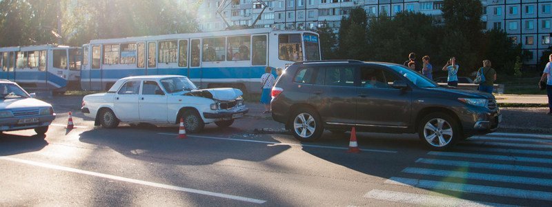 На Донецком шоссе из-за пешехода столкнулись "Волга" и Toyota