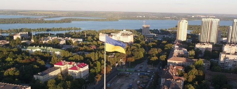В Днепре подняли флаг Украины на 72-метровом флагштоке