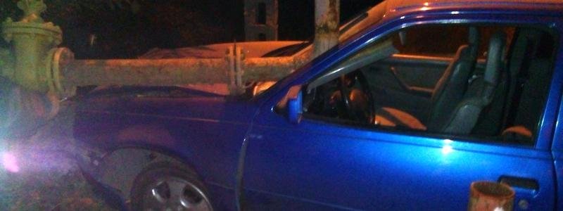 В Днепре Opel "влетел" в газовую трубу: пострадала девушка