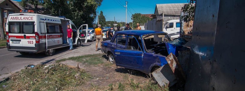 На проспекте Металлургов водитель ВАЗа уснул за рулем и врезался в ворота частного дома