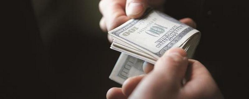 В Днепре чиновник снимал аресты с имущества за 1500 долларов