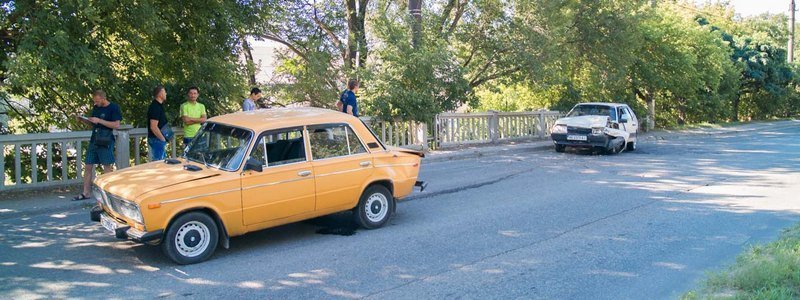 В Днепре на Кротова из-за ям на дороге столкнулись два ВАЗа