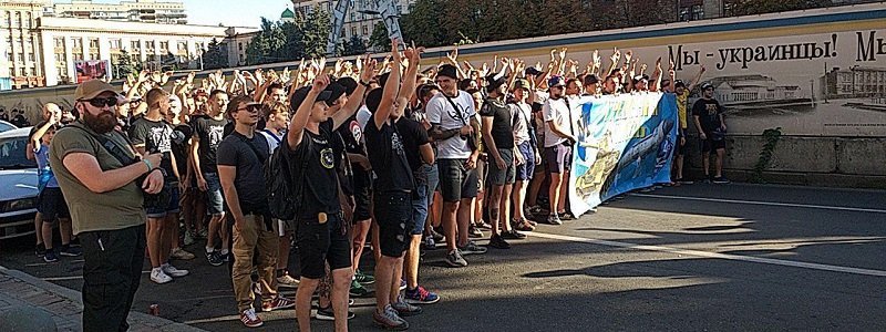 В центре Днепра проходит марш ультрас ФК «Днепр» и «Металлиста»