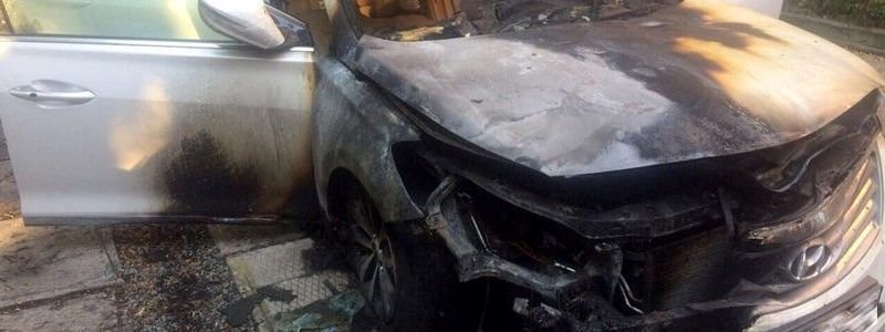 Ночью в Днепре сожгли автомобиль главного редактора газеты «Зоря» (ФОТО)