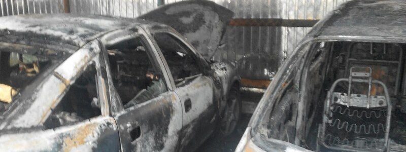 В Днепре сгорели две машины (ФОТО)