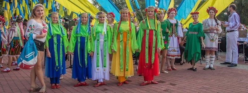 Больше тысячи днепрян одновременно спели Гимн Украины
