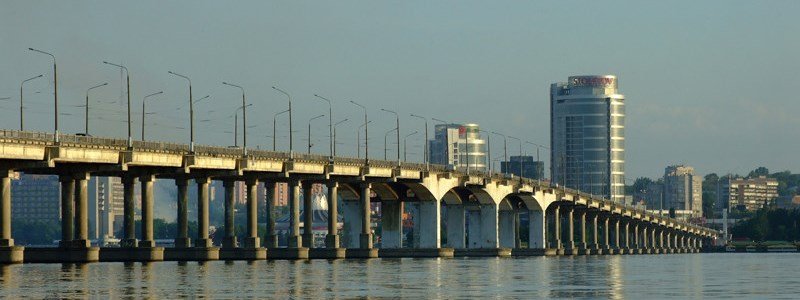 В Днепре мужчина упал с Нового моста в воду (ФОТО)