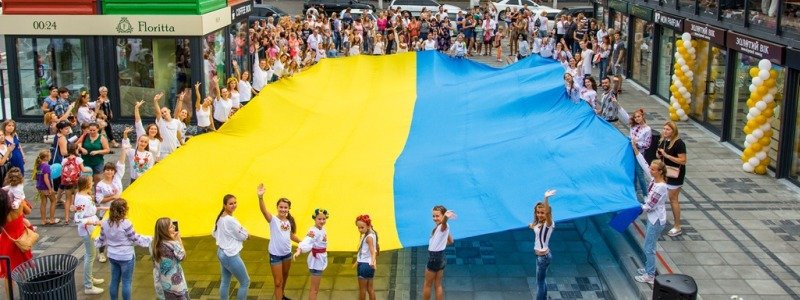 В Днепре развернули огромный флаг Украины (ФОТО)