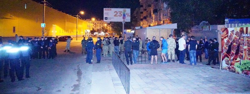 Ночью на улице Боброва и возле Славянки сносили торговые ларьки: как это было (ФОТО, ВИДЕО)