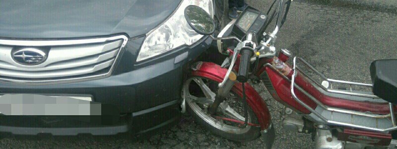 ДТП на Набережной: мотоцикл по вине автомобиля сбил на переходе женщину