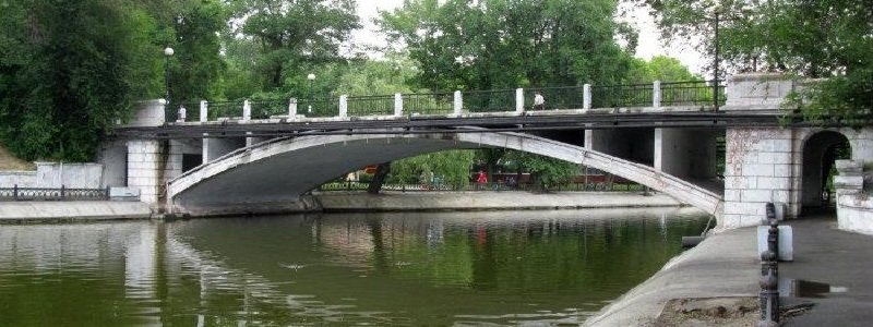 Мужчина хотел спрыгнуть с моста в парке Глобы