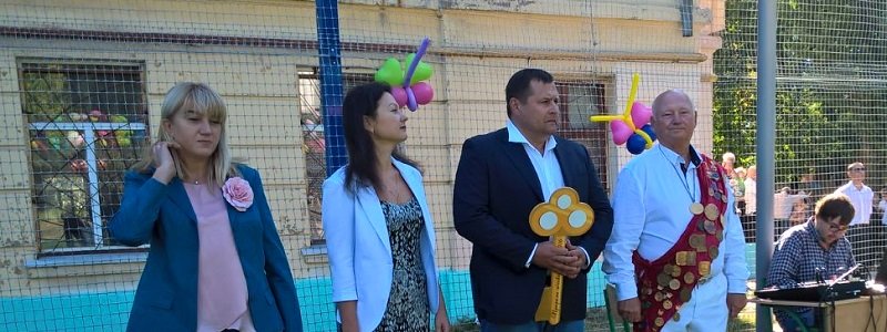 Мэр Днепра на школьной линейке забил гол (ФОТО)