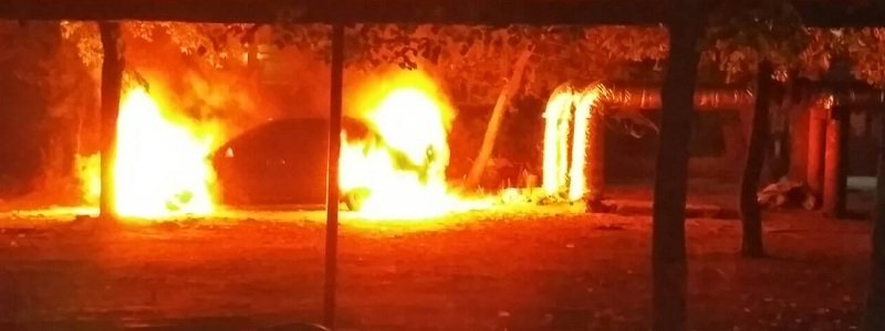 На улице Батумской подожгли автомобиль (ФОТО)