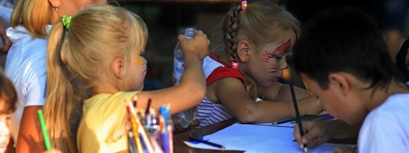 В Днепре организовали ярмарку по сбору средств на лечение 7-летней девочки
