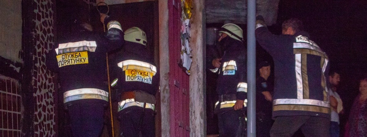 В Днепре на Тополе загорелась многоэтажка: жильцов эвакуировали