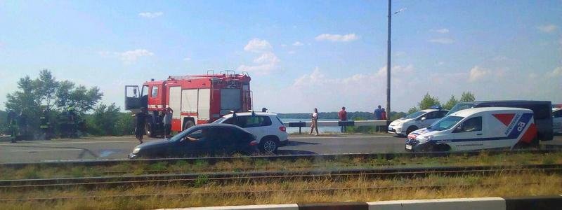 В Днепре с Кайдакского моста на высокой скорости слетел автомобиль
