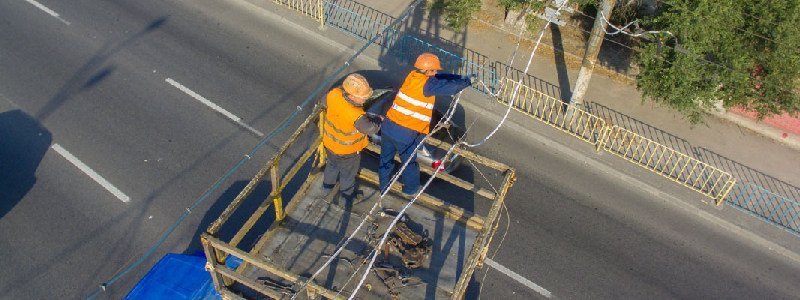 На Слобожанском проспекте оборвались провода: пострадал автомобиль Opel