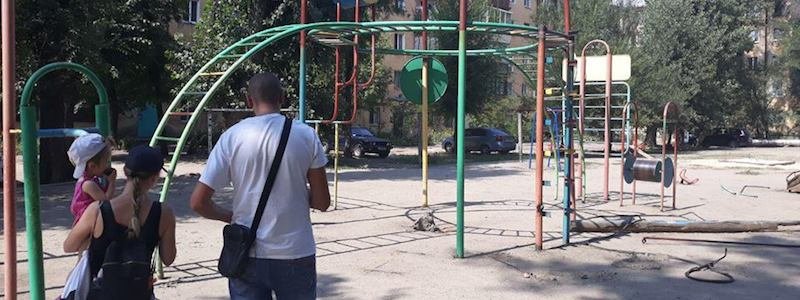 В Днепре двое мужчин пытались срезать детскую площадку на металлолом