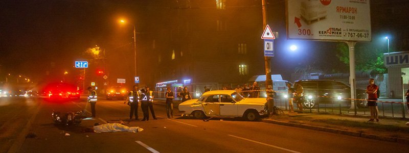 На проспекте Богдана Хмельницкого "Волга" насмерть сбила мотоциклиста и врезалась в столб