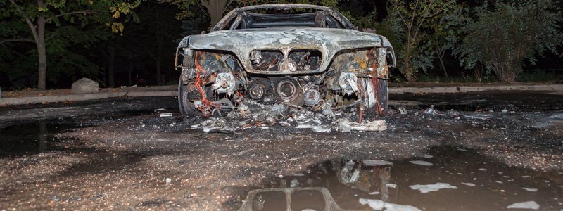 В Днепре на жилмассиве Победа сгорел BMW